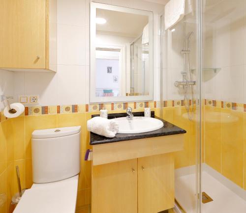 een badkamer met een toilet, een wastafel en een douche bij 142A Apto 2 habitaciones Playa San Lorenzo in Gijón