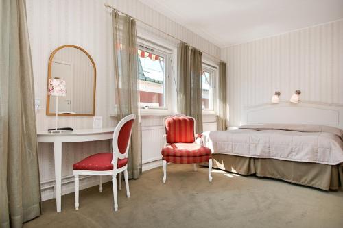 A bed or beds in a room at Hotel Jämteborg