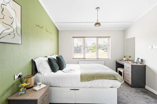 Voodi või voodid majutusasutuse Rose Lodge, 21 Roadford Lake Lodges toas