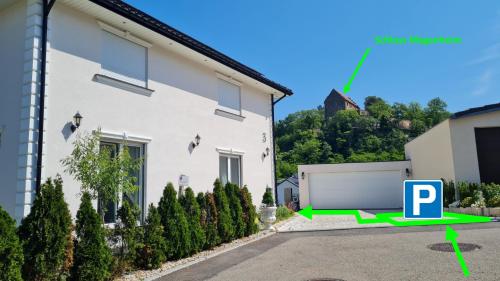 a house with a parking meter in front of it at Villa unter dem Schloss in Cleebronn