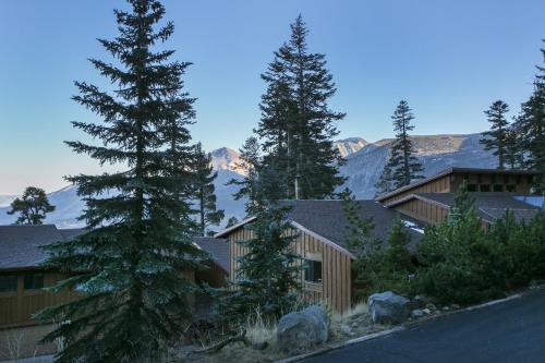 un edificio con árboles y montañas al fondo en Timber Ridge Resort by 101 Great Escapes, en Mammoth Lakes