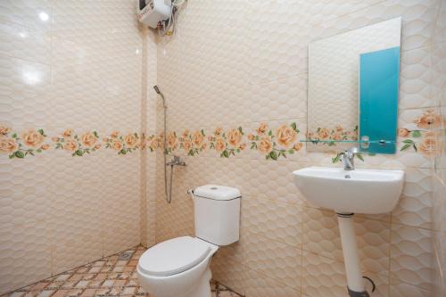 bagno con servizi igienici e lavandino di Urbanview Hotel My Home Ciracas a Giacarta