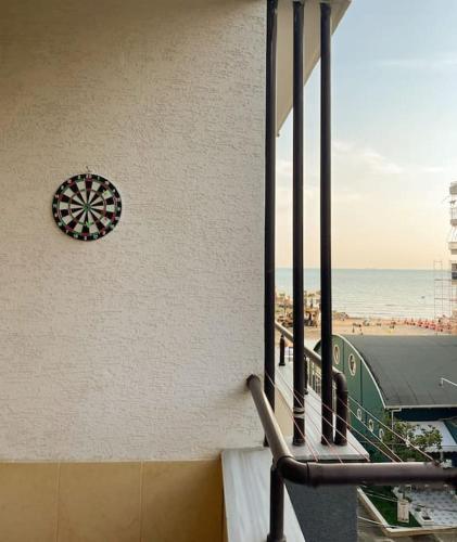 une horloge sur le côté d'un bâtiment à côté de l'océan dans l'établissement Seaview Apartment, Durres Beach, à Durrës