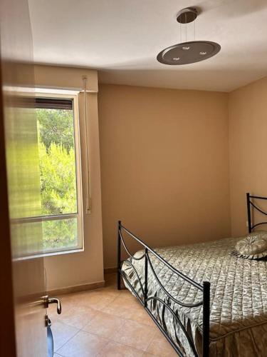 - une chambre avec un lit et une fenêtre dans l'établissement Seaview Apartment, Durres Beach, à Durrës
