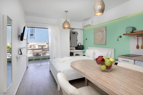 ein Zimmer mit einem Bett und einem Tisch mit Obst darauf in der Unterkunft Seaside Secret by BluPine in Athen