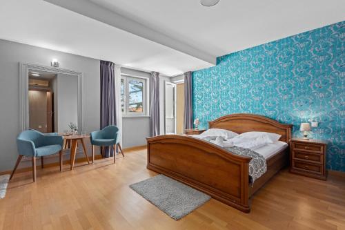um quarto com uma cama e uma parede azul em Minerva Hotel em Medulin