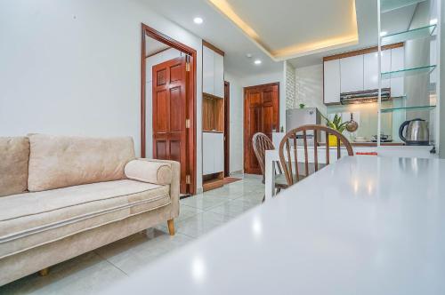 Spring Hill Apartment -The High Class في مدينة هوشي منه: غرفة معيشة مع أريكة ومطبخ