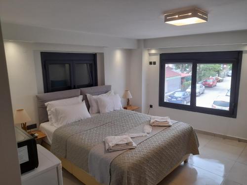 sypialnia z łóżkiem z dwoma ręcznikami w obiekcie Cabo Verde w mieście Agia Triada