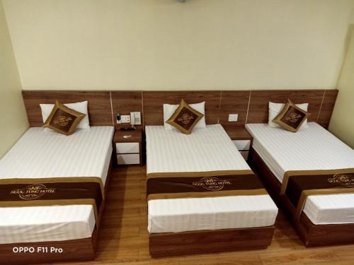 Postel nebo postele na pokoji v ubytování Ngọc Tùng Hotel