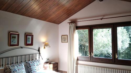 una camera con un letto e una grande finestra di Les Margarides a Seva