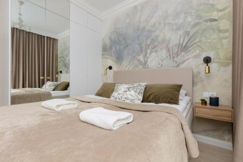 sypialnia z dużym łóżkiem z ręcznikami w obiekcie Pozytywny Mokotów Apartment with Balcony Warsaw by Renters w Warszawie