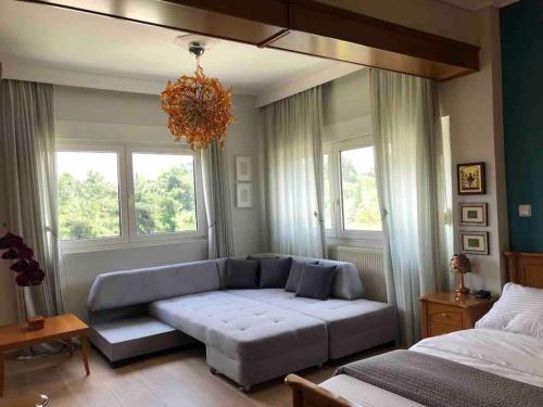uma sala de estar com um sofá e uma cama em Villa Casa Chrissy em Plagiárion