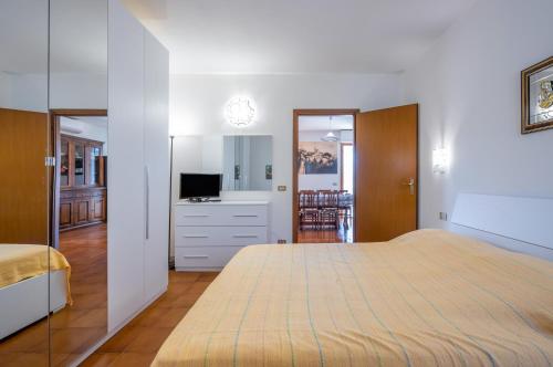 um quarto com uma cama grande e uma televisão em Viareggio Cozy Apartment with Balcony! em Viareggio