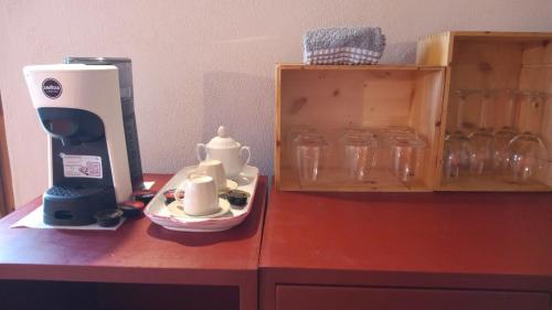 Oprema za pripravo čaja oz. kave v nastanitvi Appartamento Biricocolo