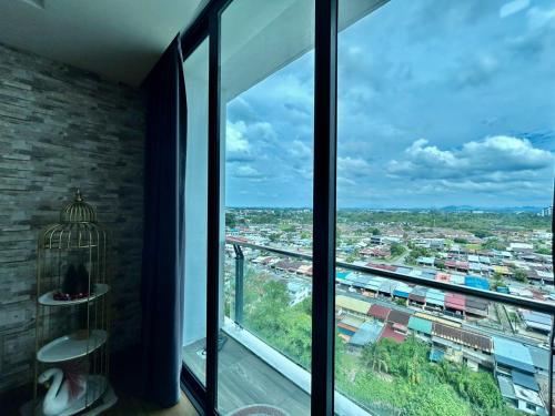 Habitación con ventana y vistas a la ciudad. en Jeff and Ricky Homestay 58@Vivacity Megamall, en Kampong Tabuan