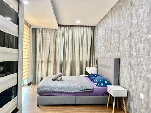 Schlafzimmer mit einem Bett und einer Wand mit Vorhängen in der Unterkunft Jeff and Ricky Homestay 58@Vivacity Megamall in Kampong Tabuan