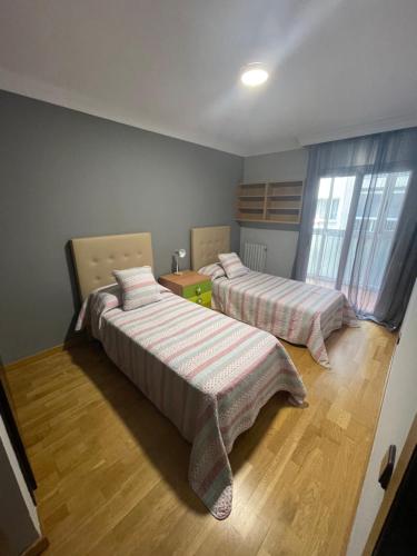 サン・フェリウ・デ・ギホルスにある1ra Linea Platja de Sant Feliuのベッド2台が備わる部屋