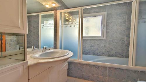 a bathroom with a sink and a shower at Apartamento Costamar by VACAY L'Escala in L'Escala