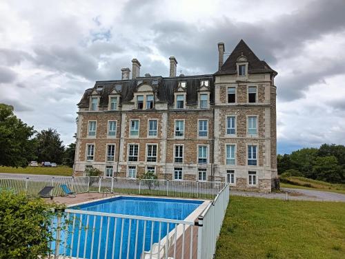 a large building with a swimming pool in front of it at ChâtEscos - Estudio en Château in Escos