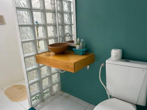 La salle de bains est pourvue d'un lavabo et de toilettes. dans l'établissement Chalés Jardins dos Cajueiros, à Tamandaré