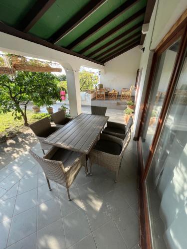 Piko's apartments في إيزولا: طاولة وكراسي خشبية على الفناء
