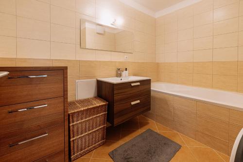 Apartment FAMILY Bratislava في براتيسلافا: حمام مع حوض وحوض استحمام