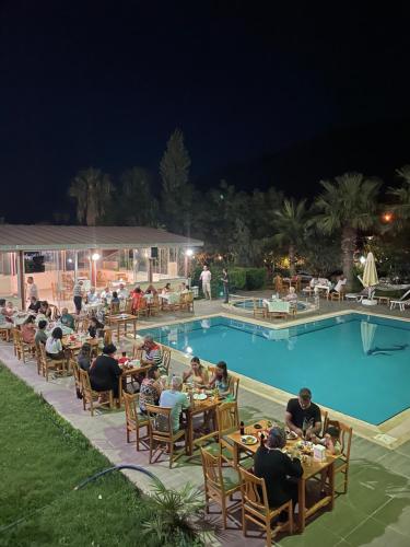 Bazén v ubytování Adrasan Yazıcı Hotel nebo v jeho okolí