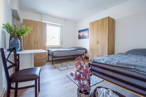 1 dormitorio con cama, escritorio y silla en Schicke Wohnung/tolle Anbindung, en Bieber