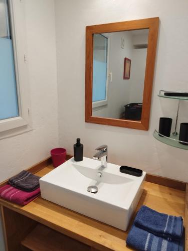 y baño con lavabo blanco y espejo. en studiobarbara, en Antibes
