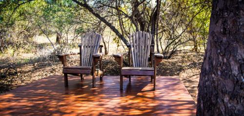 2 sillas en la parte superior de una terraza de madera en Fairfarren, en Hoedspruit