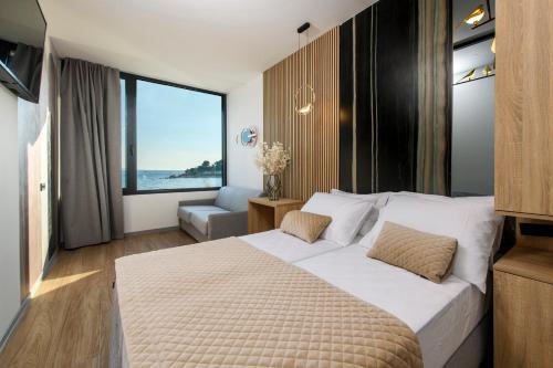 Via Mare Luxury Rooms في سبليت: غرفة فندقية بسرير ونافذة كبيرة
