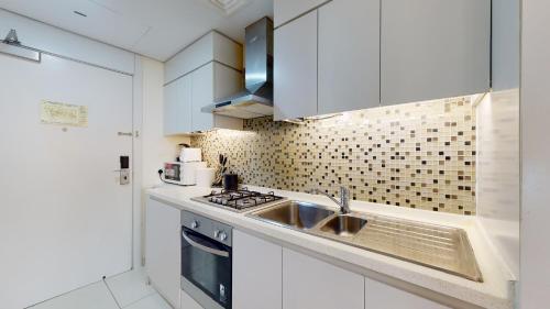 Kuchyň nebo kuchyňský kout v ubytování GreenFuture - Fancy Studio With Jaw-Dropping Marina Views