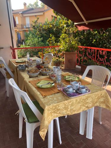 - une table avec des chaises et un chiffon de table sur la terrasse dans l'établissement B&b ANNA, à Bolsena
