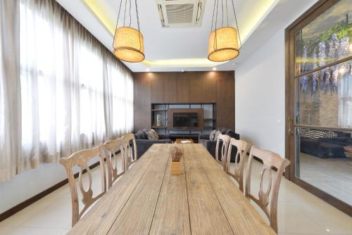 a conference room with a wooden table and chairs at VST Residence -SHA PLUS Certified in Ban Khlong Bang Ping
