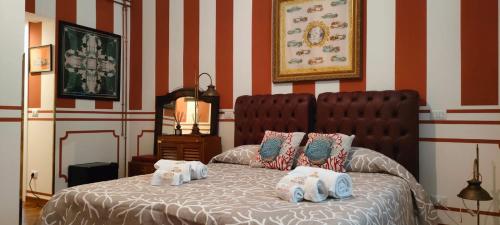 Un dormitorio con una cama con almohadas. en Regal House Anzio Terrazzo en Anzio