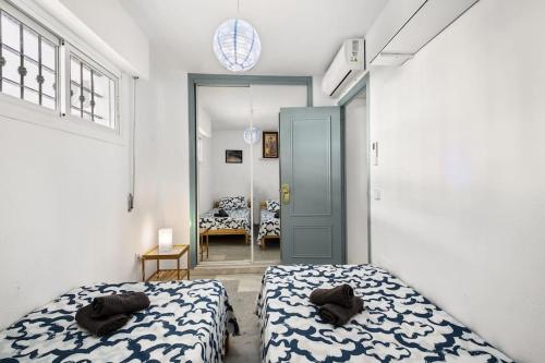 een slaapkamer met 2 bedden en een hal met een kamer bij Benalmar Playa in Benalmádena