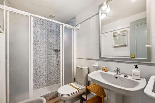 een badkamer met een wastafel, een toilet en een douche bij Benalmar Playa in Benalmádena