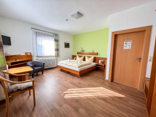 Habitación con 1 dormitorio con 1 cama y 1 silla en Pension Böhm en Seligenthal