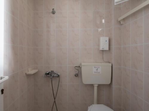 a bathroom with a toilet and a shower at Amo el mar Porto Koufo in Porto Koufo