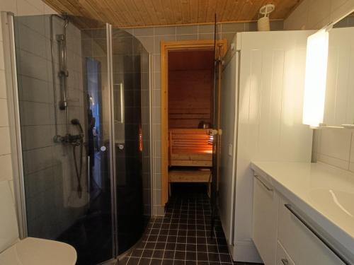 a bathroom with a shower and a toilet and a sink at Näköalahuoneisto 412 in Syöte