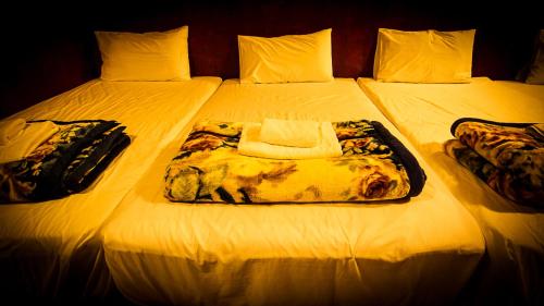 Ban A Ku的住宿－我的空間美斯樂酒店，一张白色的大床,上面有毛巾