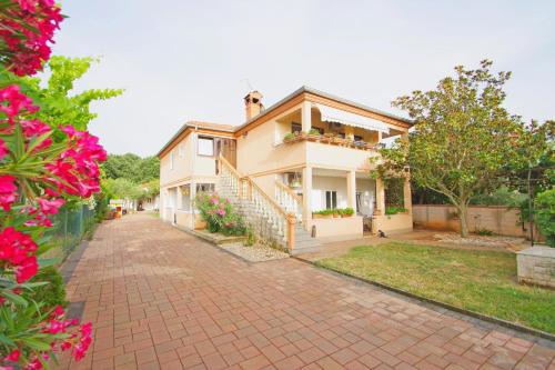 Apartment Pineta in village Valbandon