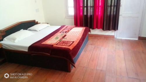 Un pat sau paturi într-o cameră la Paradise Hills Dalhousie Panchpula