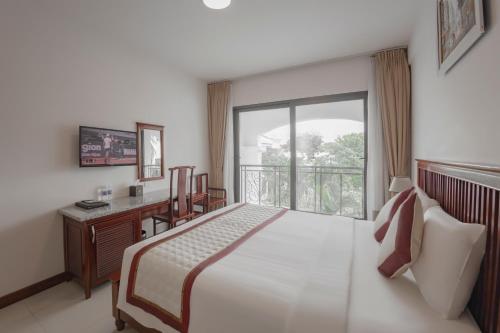 1 dormitorio con cama y ventana grande en Praha Hotel, en Phu Quoc