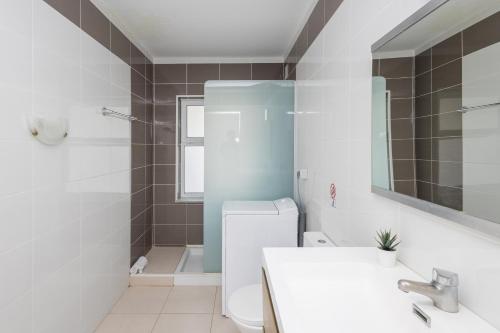 een badkamer met een toilet, een wastafel en een douche bij Lightbooking Sun Club deluxe Playa del Ingles in Playa del Inglés
