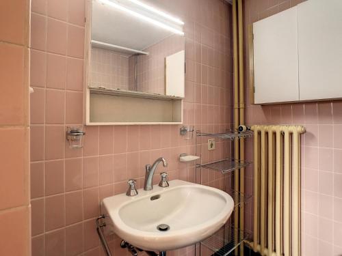ヴェルビエにあるVouamons A4のバスルーム(洗面台、鏡付)