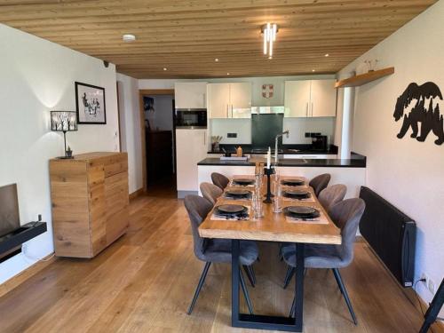 une salle à manger avec une table et des chaises et une cuisine dans l'établissement Oasis - APT A07 - BO IMMOBILIER- Châtel - Multipass été en option à 3e par jour et par personne, à La Chapelle-dʼAbondance