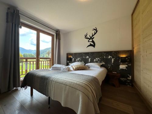 une chambre avec un lit et une grande fenêtre dans l'établissement Oasis - APT A07 - BO IMMOBILIER- Châtel - Multipass été en option à 3e par jour et par personne, à La Chapelle-dʼAbondance