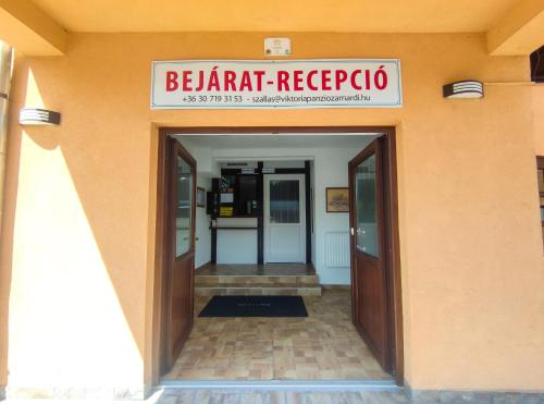 a building with a sign that reads beartrap repoca at Viktória Panzió Zamárdi in Zamárdi