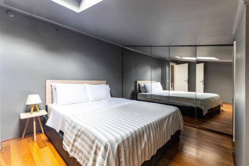 En eller flere senge i et værelse på Duplex Flat w Panoramic Bosphorus View and Terrace